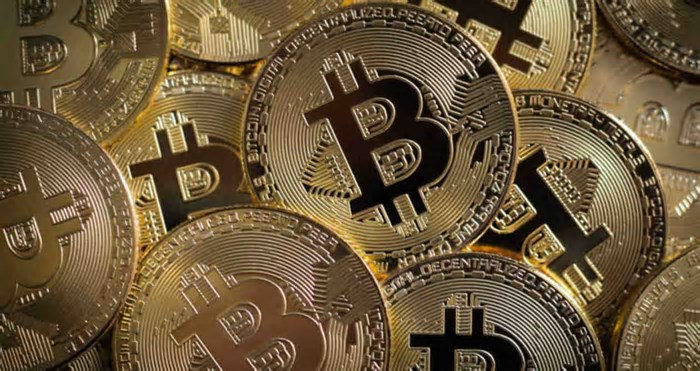 Bitcoin despenca e arrasta criptomoedas para queda: entenda os motivos e previsões