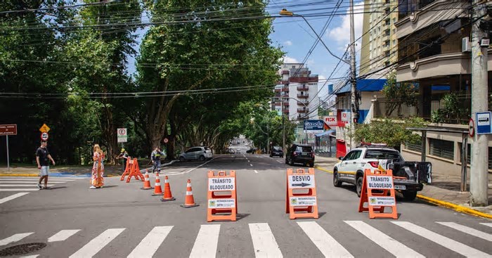 Trecho da Rua Dr. Montaury, em Caxias, será bloqueado nesta sexta para montagem de toboágua inflável