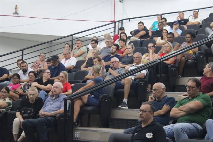 Reunião é marcada pela pressão da comunidade por atitudes para prevenir enxurradas
