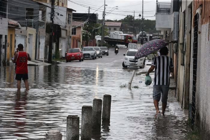 Fortaleza e outras 96 cidades recebem aviso de 'grande perigo' por chuvas intensas; veja locais