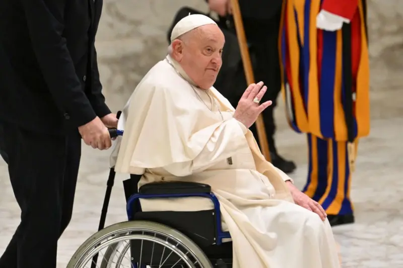 Papa Francisco segue em condição 'crítica', com início de insuficiência renal, diz Vaticano