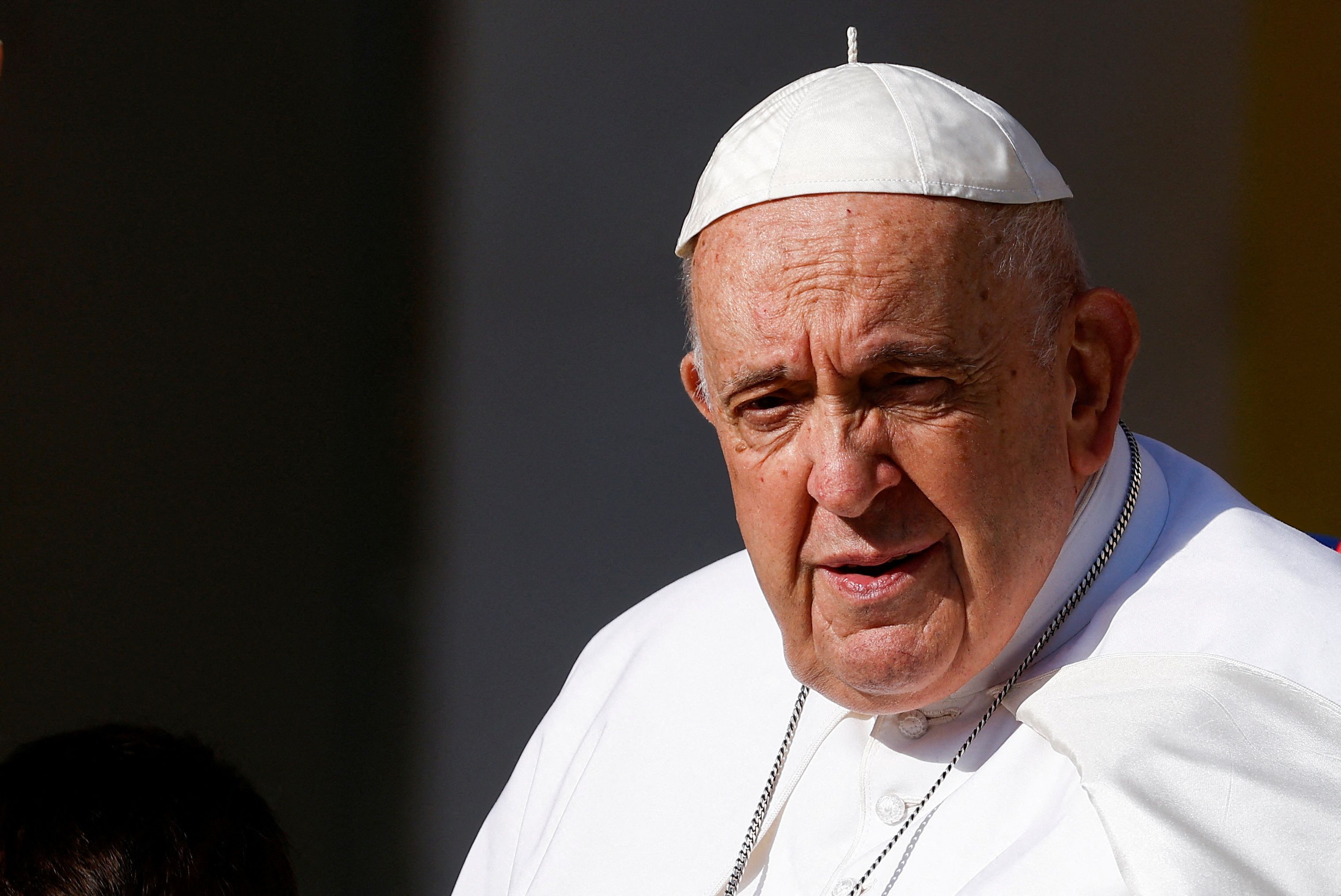 Condição de papa Francisco segue crítica e ele tem insuficiência renal 