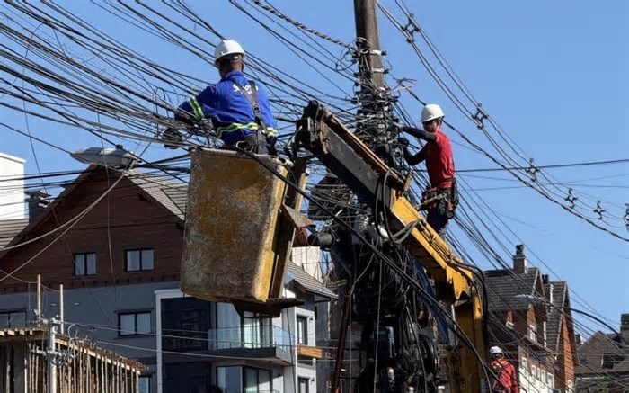 Mais de uma tonelada de fios são removidos dos postes de apenas uma rua de Gramado