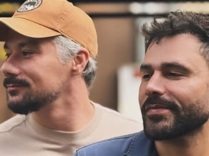 Rodrigo Sant'Anna surge em foto rara ao lado de namorado: 'Na mesma direção'