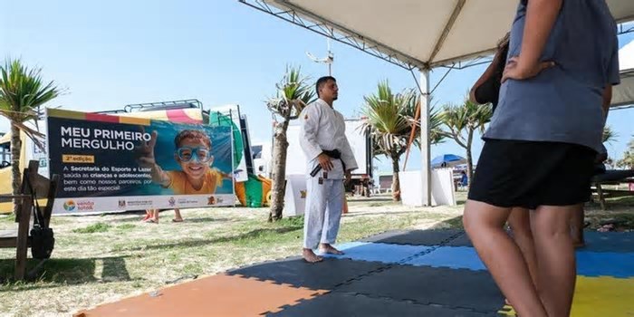Dia de praia, esporte e cultura para crianças e adolescentes da FPE