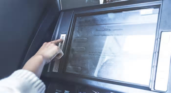 Bancomat, come cambiano i prelievi: addio ai tradizionali sportelli Atm. I vantaggi e i nuovi scenari