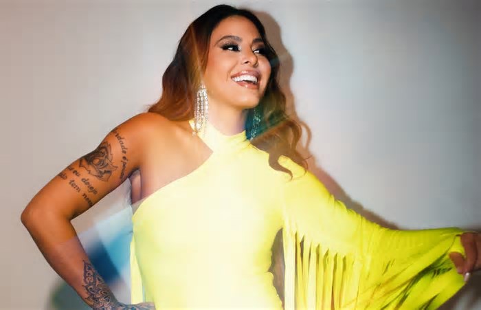 Alinne Rosa aposta em look cavado para pré-Carnaval e brinca: 'Sua vitamina C'