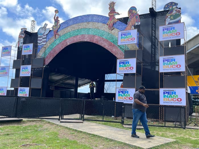 Governo de Pernambuco monta palco para shows a poucos metros do polo principal do carnaval do Recife, no Marco Zero