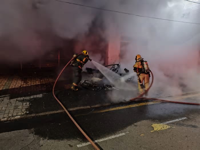 Carro elétrico fica totalmente carbonizado após duas pessoas atearem fogo no veículo; veja fotos
