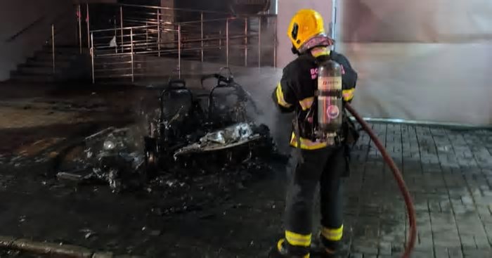 Bombeiros controlam incêndio criminoso em carro elétrico em Juiz de Fora