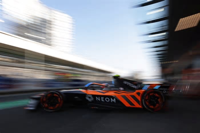 Barnard vê McLaren ‘on fire’ após pole no eP de Jedá 2 e mira vitória: “É minha meta”