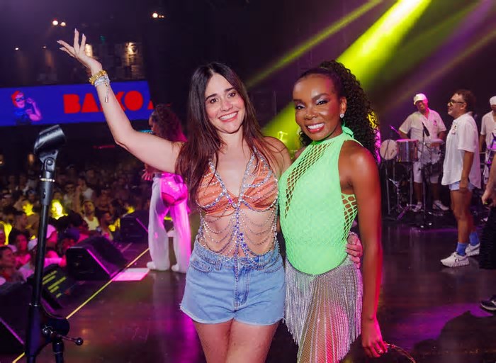 De top e shorts jeans, Alessandra Negrini curte festa de tradicional bloco de Carnaval de SP com Thelminha