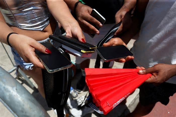 MEC define que alunos com deficiência ou problema de saúde precisam de atestado para usar celular na escola