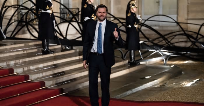 A meio de um foie gras com tâmaras e cordeiro, JD Vance foi a Paris pedir desregulação e rejeitar inclusividade na Inteligência Artificial