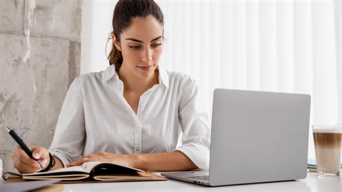 Ministério da Ciência e Tecnologia abre bolsas de estudo para diversas áreas: saiba como concorrer