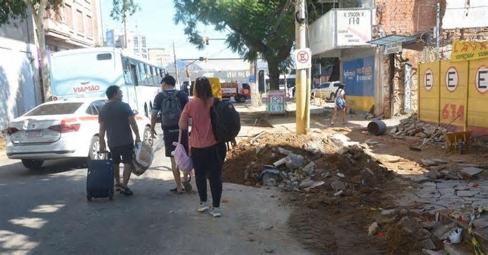 Obras em rua de Porto Alegre causam transtorno a população local