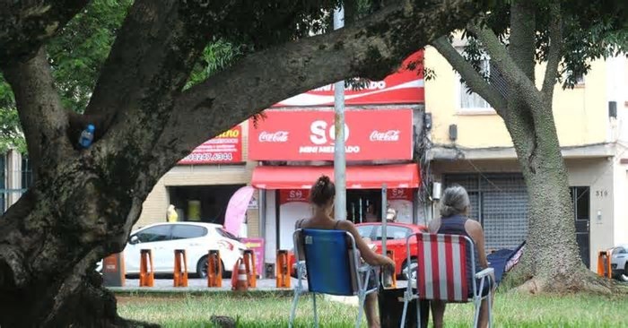 Mesmo com chuva, gaúchos buscam fugir da sensação de abafamento em praças e parques
