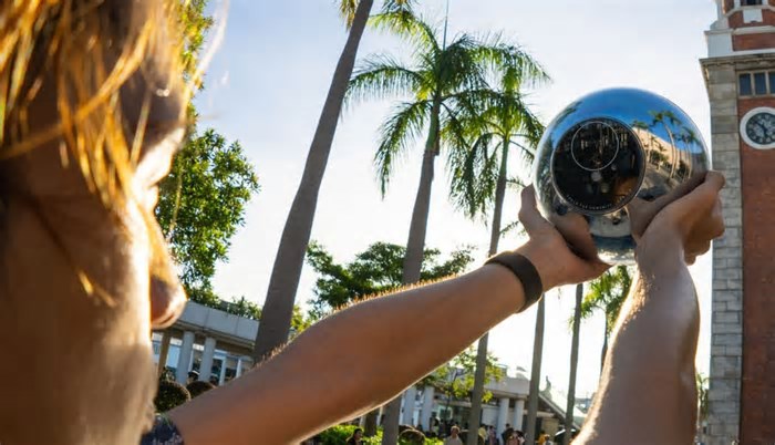 Brasileiros que escanearam íris com Worldcoin relatam problemas em receber criptomoedas