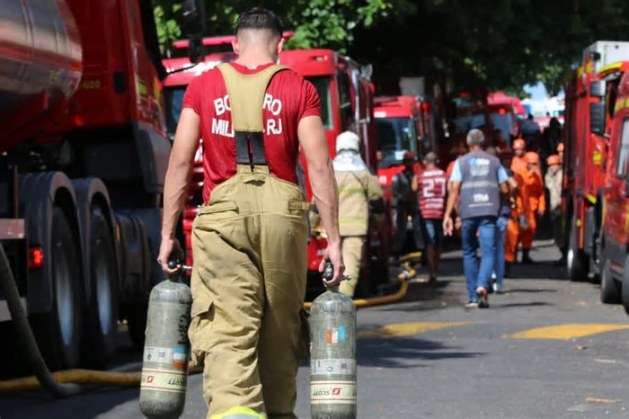 Ao menos nove vítimas do incêndio na fábrica de fantasia no RJ seguem internados em estado crítico