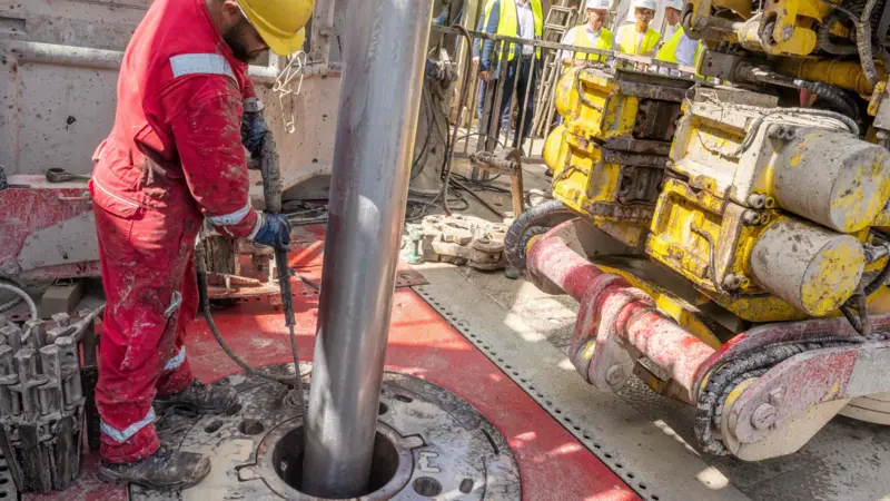 Os cientistas que perfuram os buracos mais profundos da Terra para obter água a 500°C