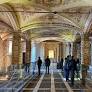 Um turismo macabro tem feito sucesso na Europa. Capelas e catacumbas que expõem crânios e ossos humanos, de forma decorativa, são atrações para os...
