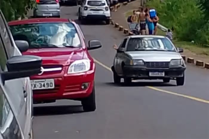 Carros estacionados em local proibido dificultam passagem de moradores em Dois Irmãos