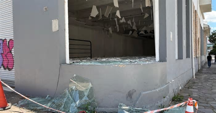 Mais um imóvel desocupado é alvo de vândalos em Caxias do Sul