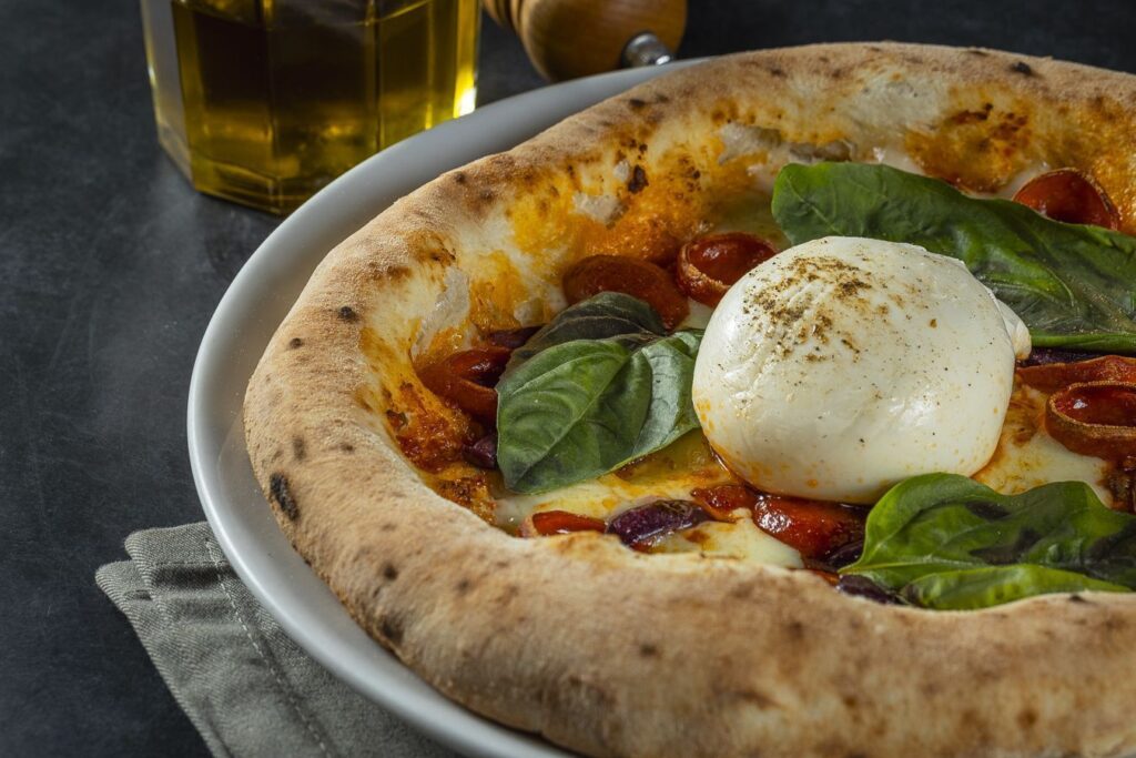 Chef pizzaiolo Marcos Paulo, da La Braciera, ensina a fazer massa de pizza • Neuton Araújo