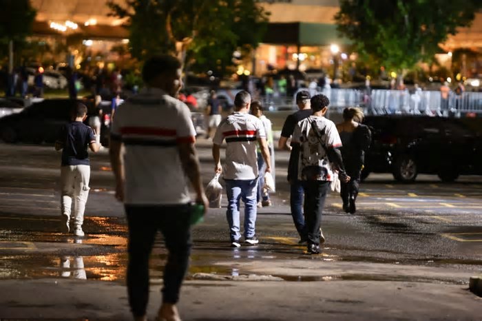 Torcedores chegam para acompanhar São Paulo e Inter de Limeira no DF