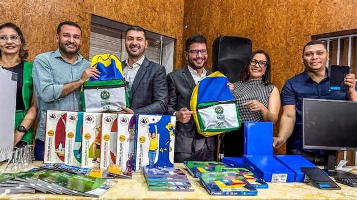 Na abertura do ano letivo, governo anuncia fardamento e material escolar para estudantes