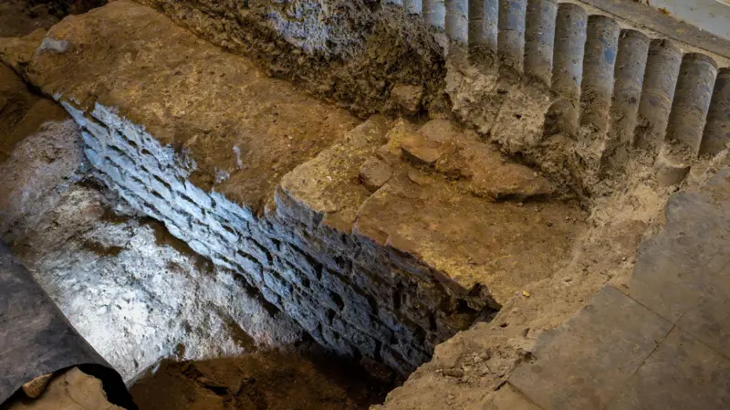O tesouro de 2 mil anos escavado no porão de escritório em Londres