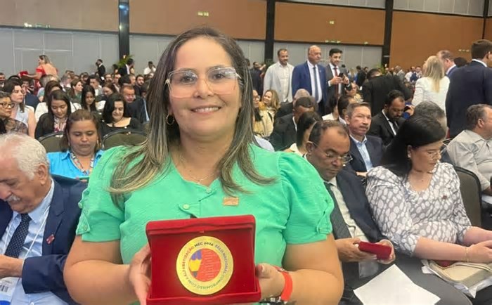 Município de Assis Brasil recebe o Selo Nacional de Compromisso com a Alfabetização em Brasília