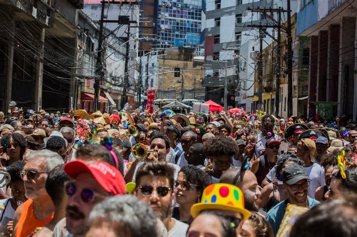 Banho de Mar à Fantasia terá 12 horas de música e palco na praia; veja os detalhes