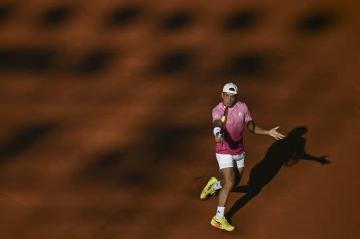 Atual campeão, Báez é o primeiro semifinalista do Rio Open