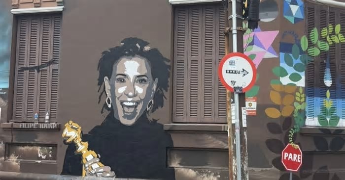 Fernanda Torres é homenageada com mural em Porto Alegre; veja