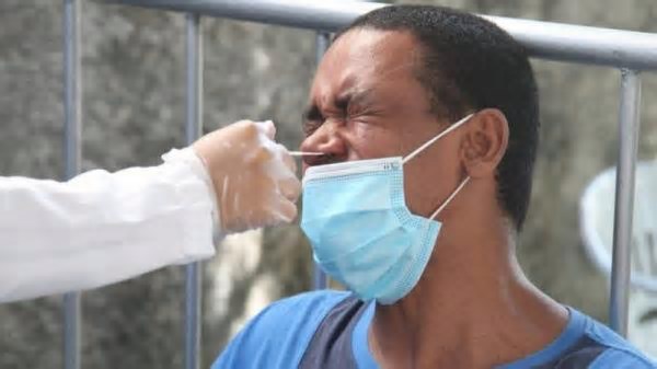 Bahia registra mais de 1.800 casos de Covid-19 na véspera do Carnaval; nove mortes foram confirmadas neste início de ano.