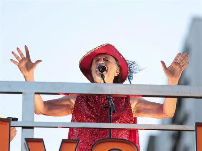 Carnaval 2025: com Alceu Valença, bloco Bicho Maluco Beleza atrai multidão na rua da Aurora