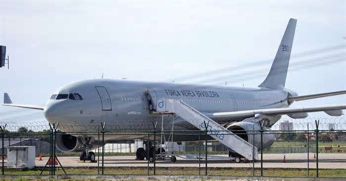 Voo com 111 brasileiros deportados dos Estados Unidos pousa em Fortaleza