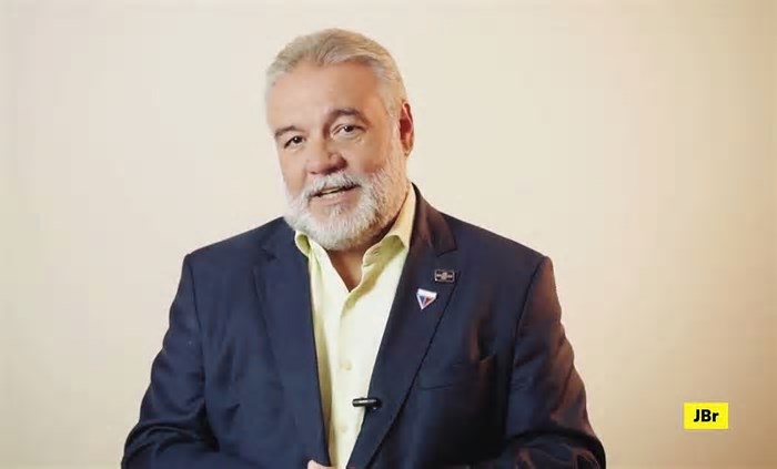 Valdir Oliveira lança livro sobre crédito e pequenos negócios