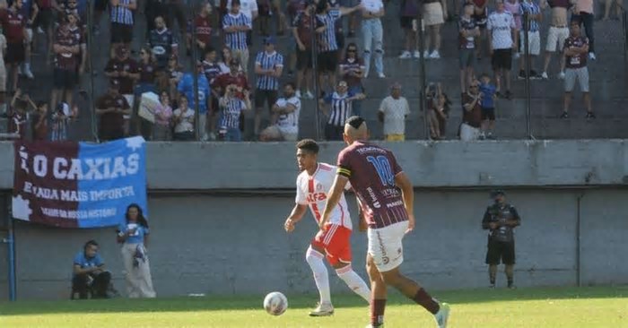 O Inter vence o Caxias no Centenário por 2 a 0 e larga em vantagem na semifinal