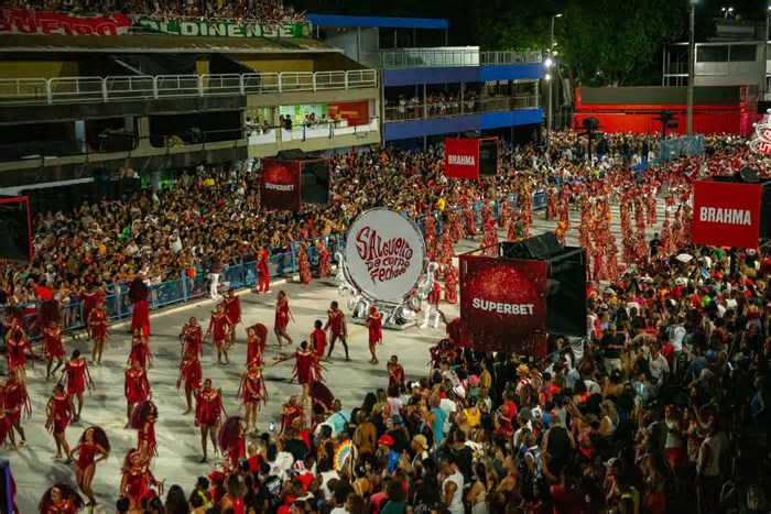 Pré-carnaval no Rio tem últimos ensaios técnicos de escolas, camarotes abertos, blocos e bailes