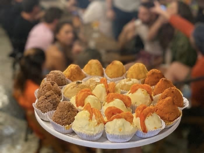 Carnaval 2025: onde comer – e beber – de madrugada no Rio de Janeiro
