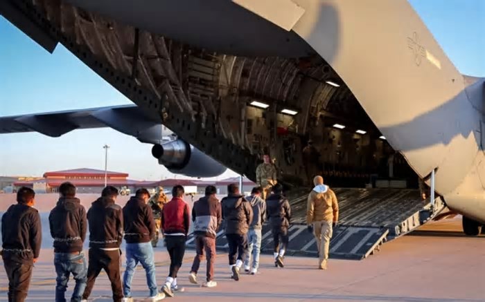Segundo avião com 111 deportados chega ao Brasil