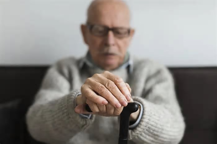 Parkinson: EUA aprovam dispositivo de infusão que fica sob a pele para tratar a doença; entenda
