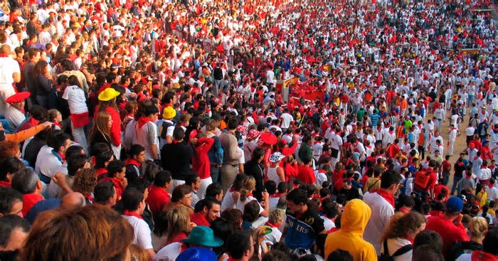 Um grupo de cientistas estudou o movimento das multidões que se acumulam numa praça de Pamplona, no dia de um festival religioso