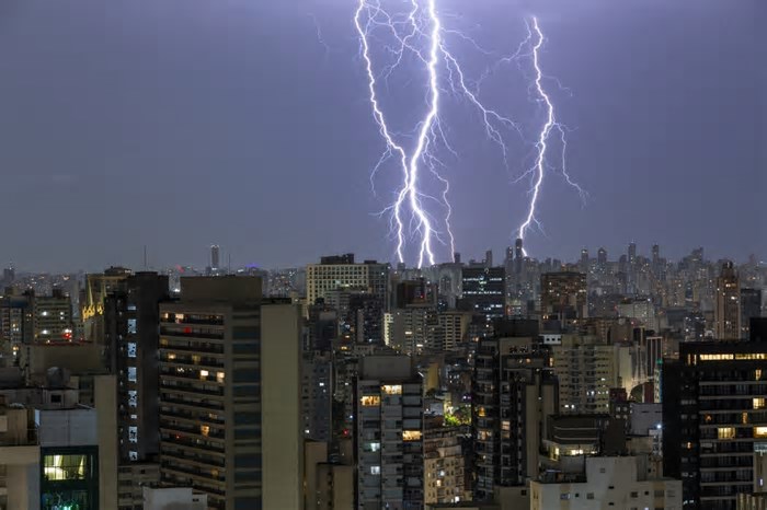 Frequência de tempestades severas no Rio e em São Paulo deve aumentar até 30% na próxima década, alertam especialistas