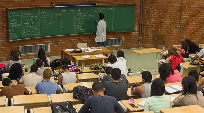 Censo 2022: proporção da população com nível superior completo aumenta de 6,8% em 2000 para 18,4% em 2022