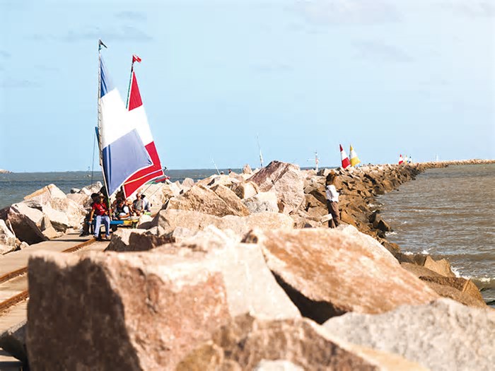 Praia do Mar Grosso, Molhes da Barra e Stone Land três passeios imperdíveis