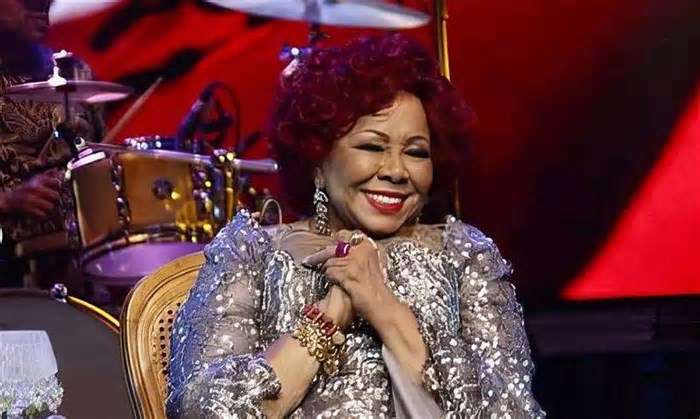 Alcione passa mal durante show em Recife devido a calor e deixa palco