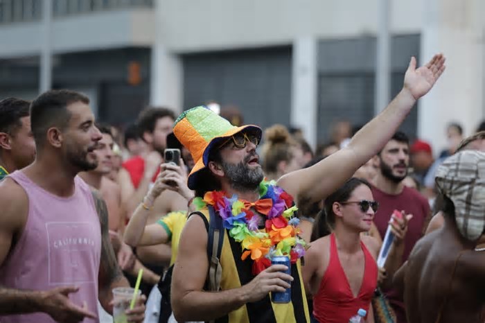 Já é carnaval? Banda da Rua do Mercado, no Centro do Rio, arrasta centenas de foliões no esquenta
